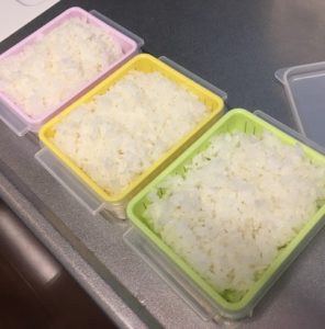ご飯ふっくら ざるで蒸し器効果を発揮する 冷凍レンジ容器