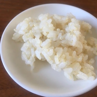 炊きあがった５分づき米。胚芽のプツプツが粟ご飯っぽく見えます。